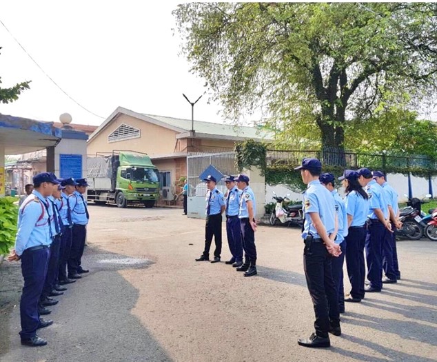 Chỉ huy triển khai nhiệm vụ cho nhân viên bảo vệ