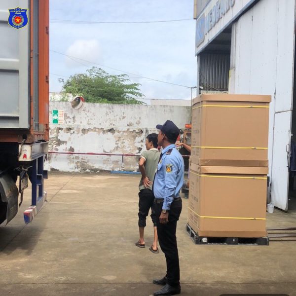 Nhân viên bảo vệ đang thực hiện nhiệm vụ