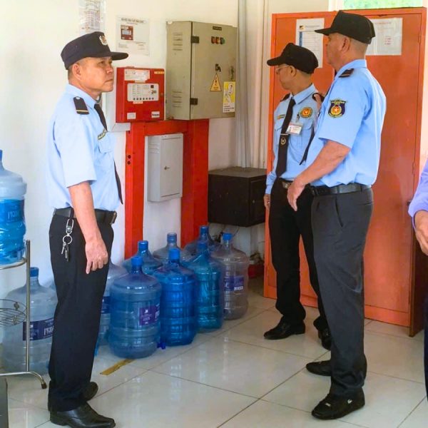Nhân viên bảo vệ đang thực hiện nhiệm vụ
