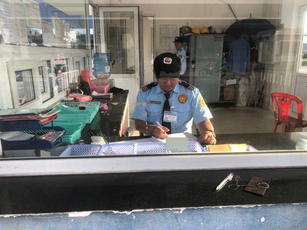 Nhân viên bảo vệ an ninh chuyên nghiệp tại mục tiêu trực