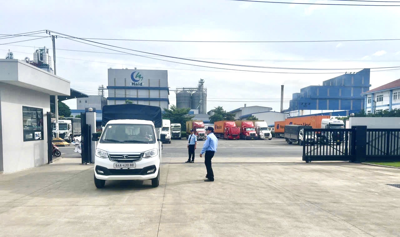 Nhân viên bảo vệ kiểm soát ra vào